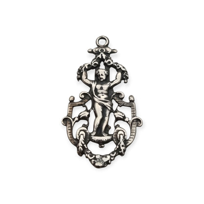 Colgante putto en plata 925 calada, inspiración neobarroca, manufactura contemporánea