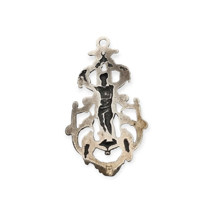 Colgante putto en plata 925 calada, inspiración neobarroca, manufactura contemporánea
