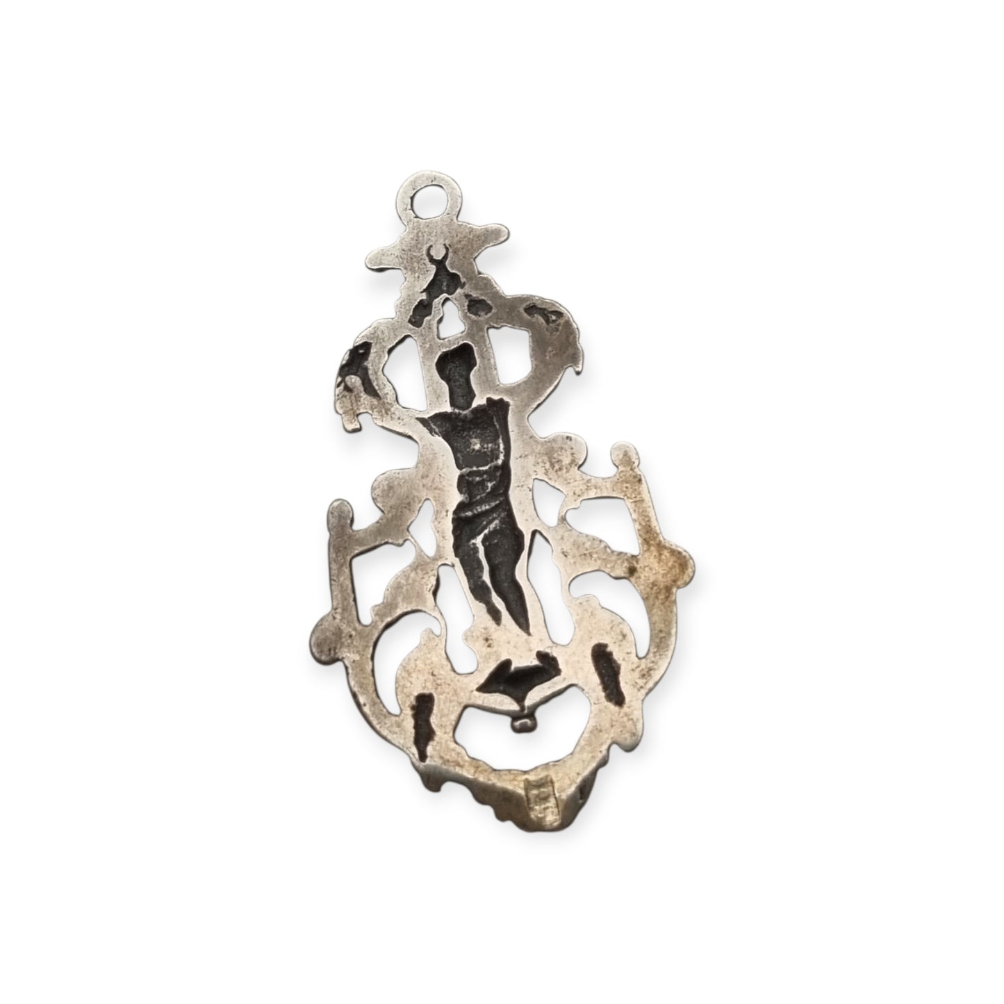 Colgante putto en plata 925 calada, inspiración neobarroca, manufactura contemporánea