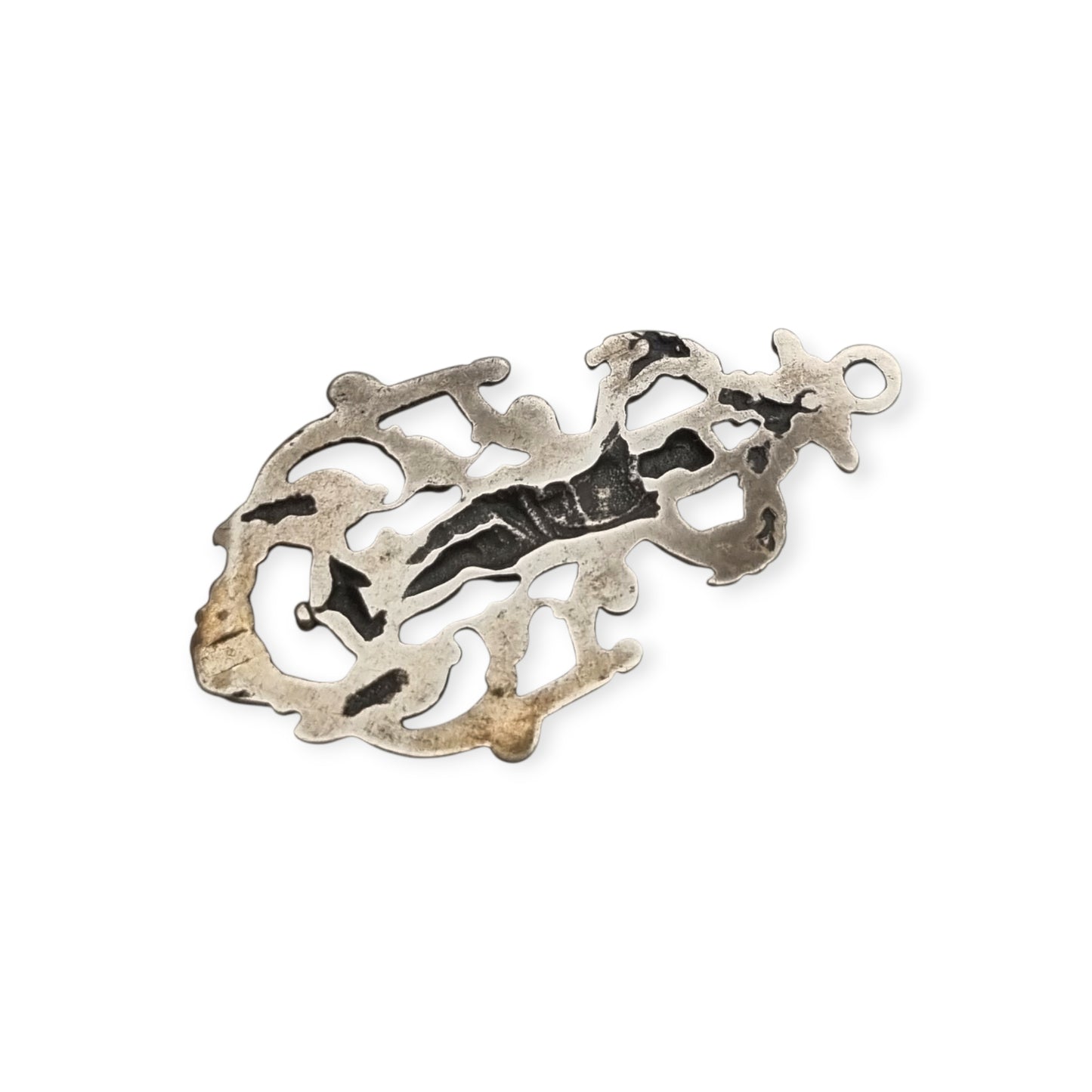Colgante putto en plata 925 calada, inspiración neobarroca, manufactura contemporánea