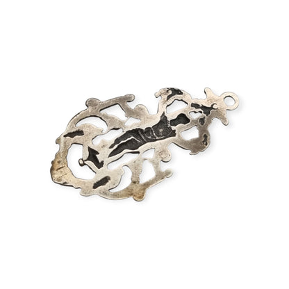 Colgante putto en plata 925 calada, inspiración neobarroca, manufactura contemporánea