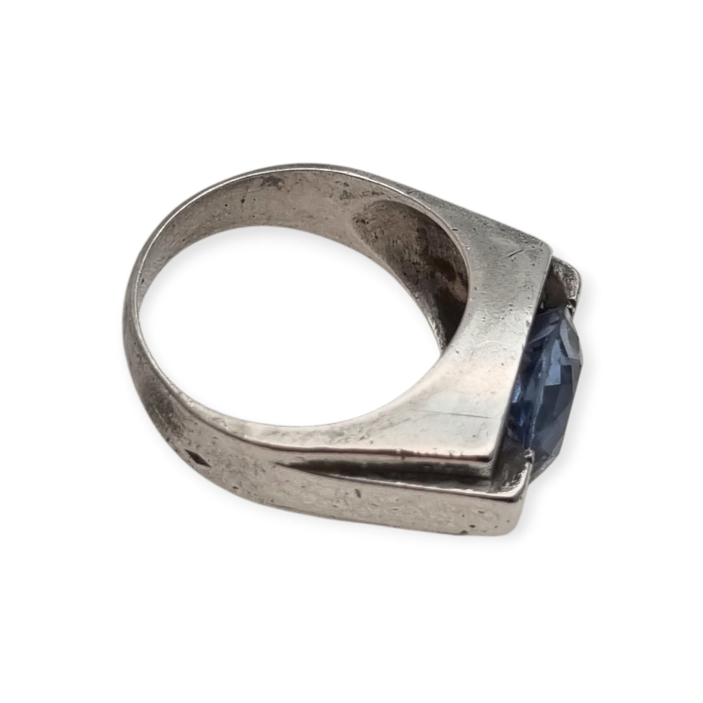 Anillo Art Déco de plata con topacio azul de diseño geométrico, Europa circa 1950