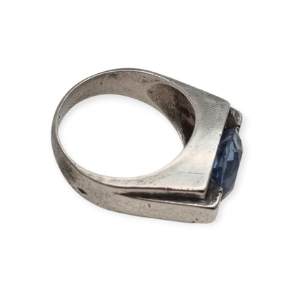Anillo Art Déco de plata con topacio azul de diseño geométrico, Europa circa 1950