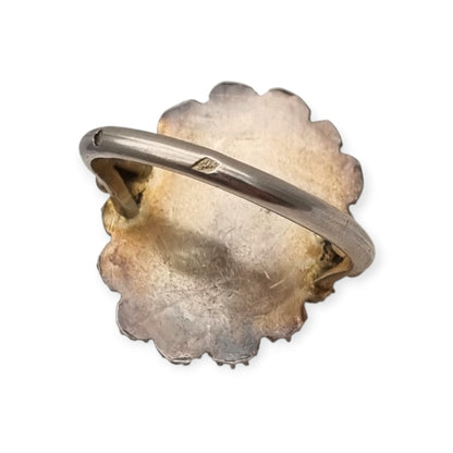 Anillo Mid Century de plata con cabujón azul y marco floral muy ornamentado, 1960