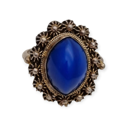 Anillo Mid Century de plata con cabujón azul y marco floral muy ornamentado, 1960