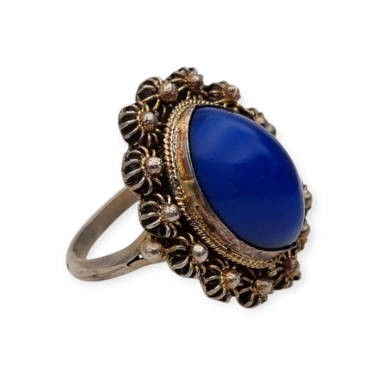Anillo Mid Century de plata con cabujón azul y marco floral muy ornamentado, 1960