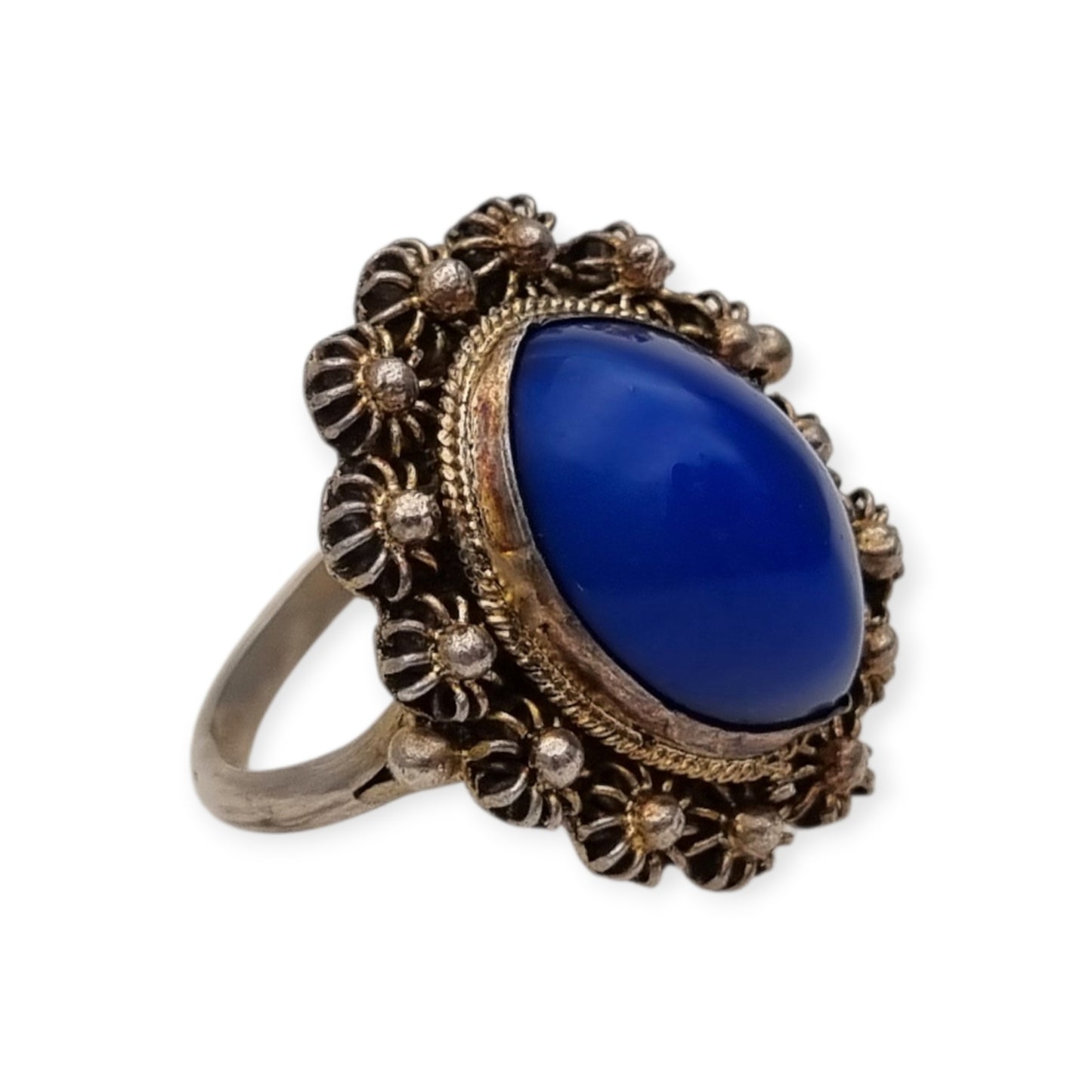 Anillo Mid Century de plata con cabujón azul y marco floral muy ornamentado, 1960