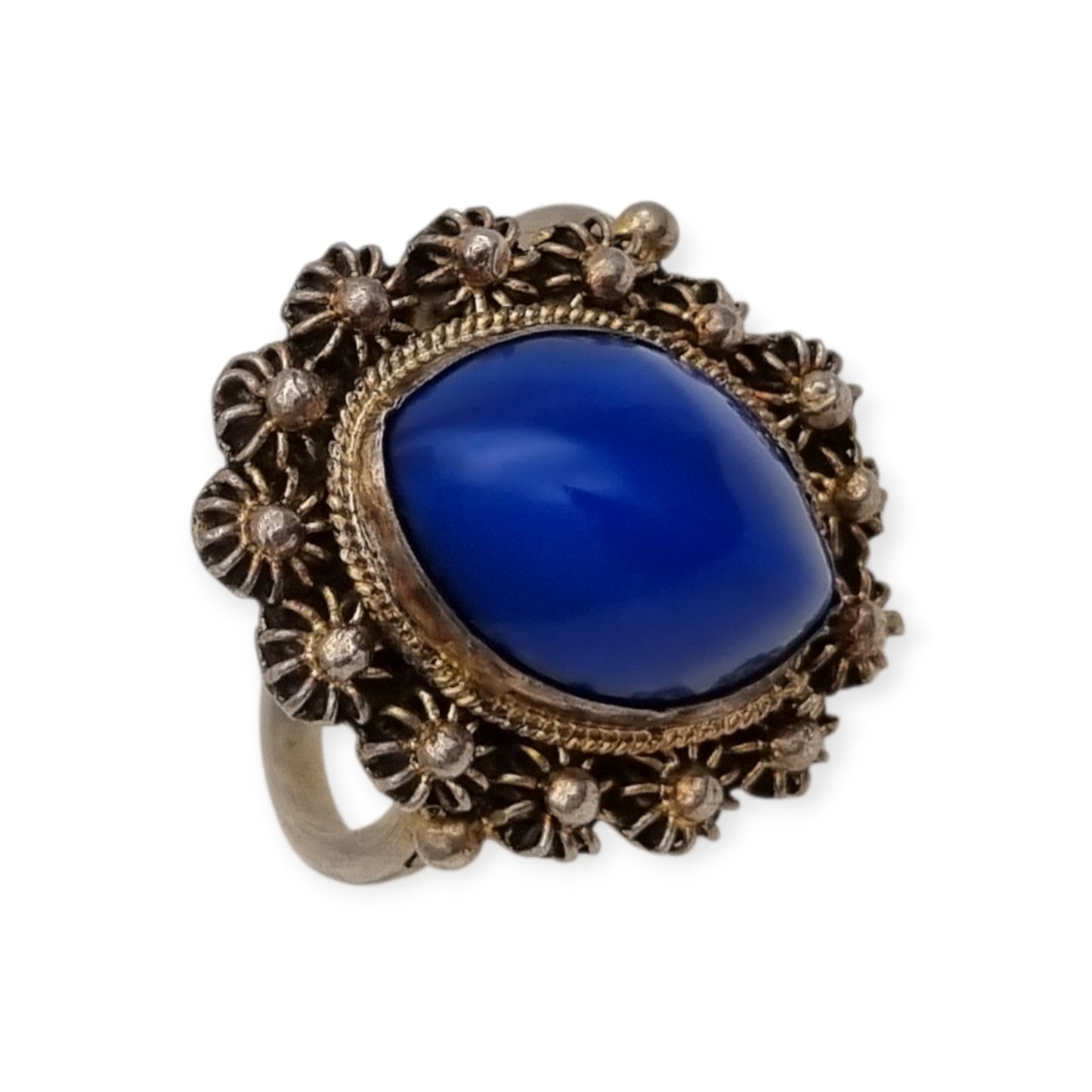 Anillo Mid Century de plata con cabujón azul y marco floral muy ornamentado, 1960