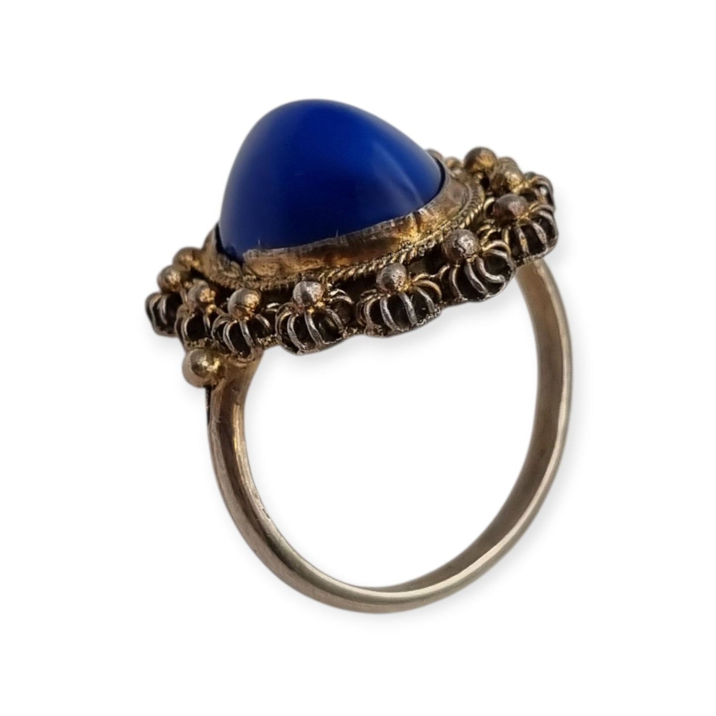 Anillo Mid Century de plata con cabujón azul y marco floral muy ornamentado, 1960