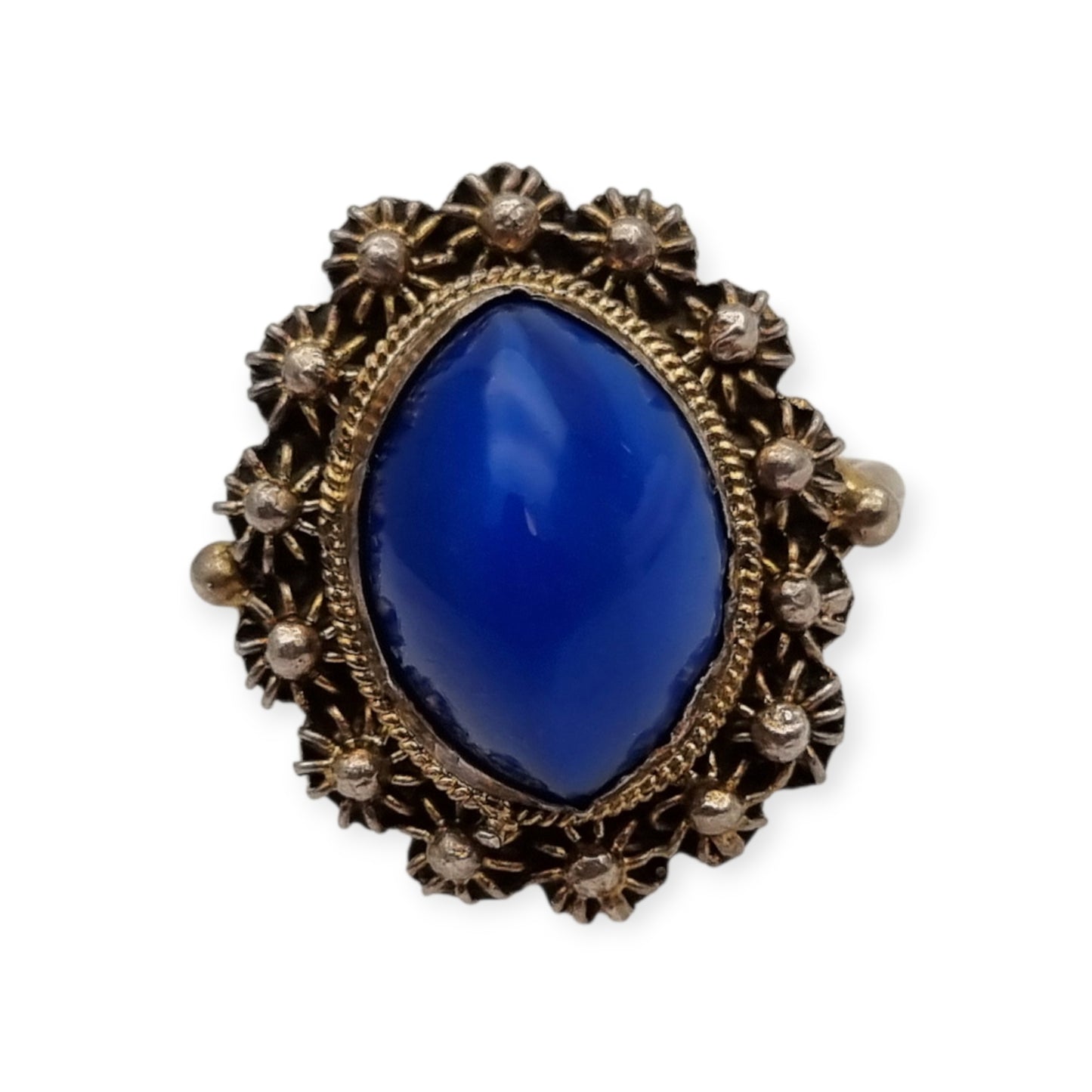 Anillo Mid Century de plata con cabujón azul y marco floral muy ornamentado, 1960