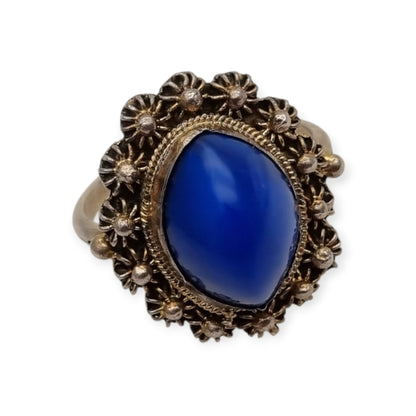 Anillo Mid Century de plata con cabujón azul y marco floral muy ornamentado, 1960