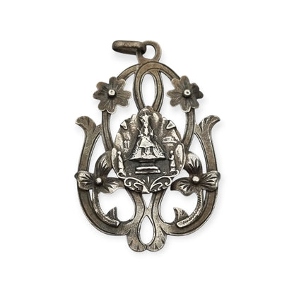 Colgante modernista de plata Nuestra Señora de Montserrat, La Moreneta, joyería religiosa, 1920