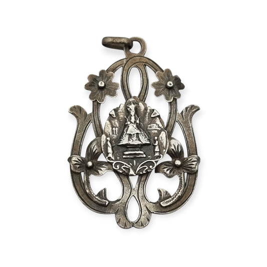 Colgante modernista de plata Nuestra Señora de Montserrat, La Moreneta, joyería religiosa, 1920