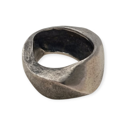 Anillo brutalista de plata maciza, acabado erosionado y satinado, circa 1980-1990