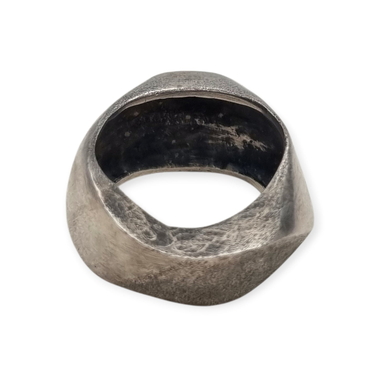 Anillo brutalista de plata maciza, acabado erosionado y satinado, circa 1980-1990