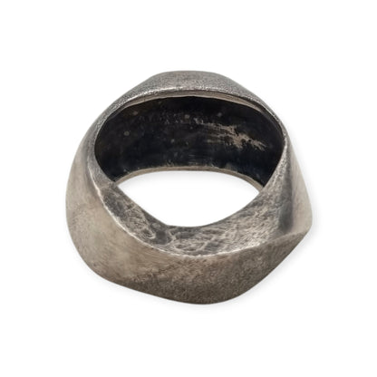 Anillo brutalista de plata maciza, acabado erosionado y satinado, circa 1980-1990
