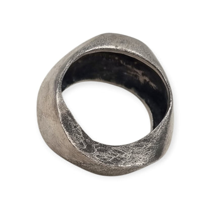Anillo brutalista de plata maciza, acabado erosionado y satinado, circa 1980-1990