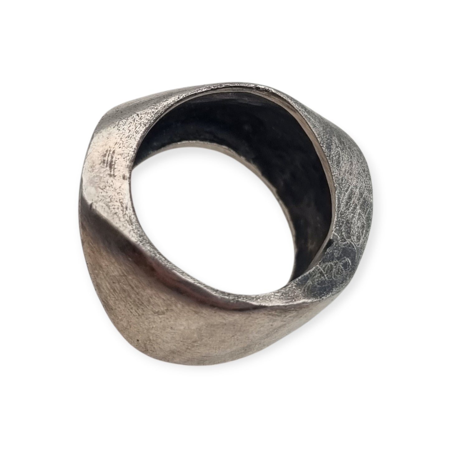 Anillo brutalista de plata maciza, acabado erosionado y satinado, circa 1980-1990