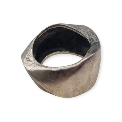 Anillo brutalista de plata maciza, acabado erosionado y satinado, circa 1980-1990