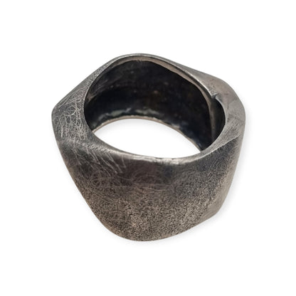 Anillo brutalista de plata maciza, acabado erosionado y satinado, circa 1980-1990