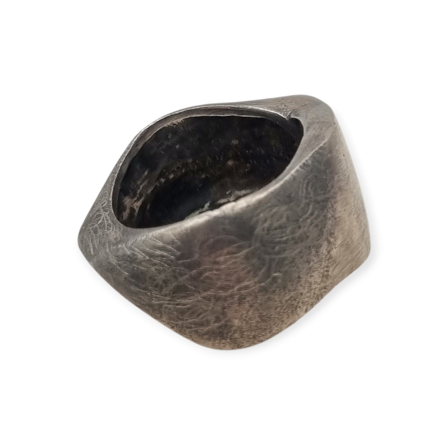 Anillo brutalista de plata maciza, acabado erosionado y satinado, circa 1980-1990