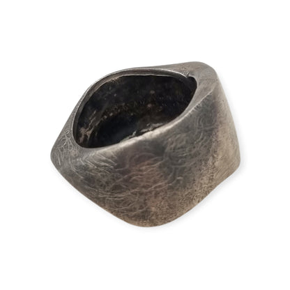Anillo brutalista de plata maciza, acabado erosionado y satinado, circa 1980-1990