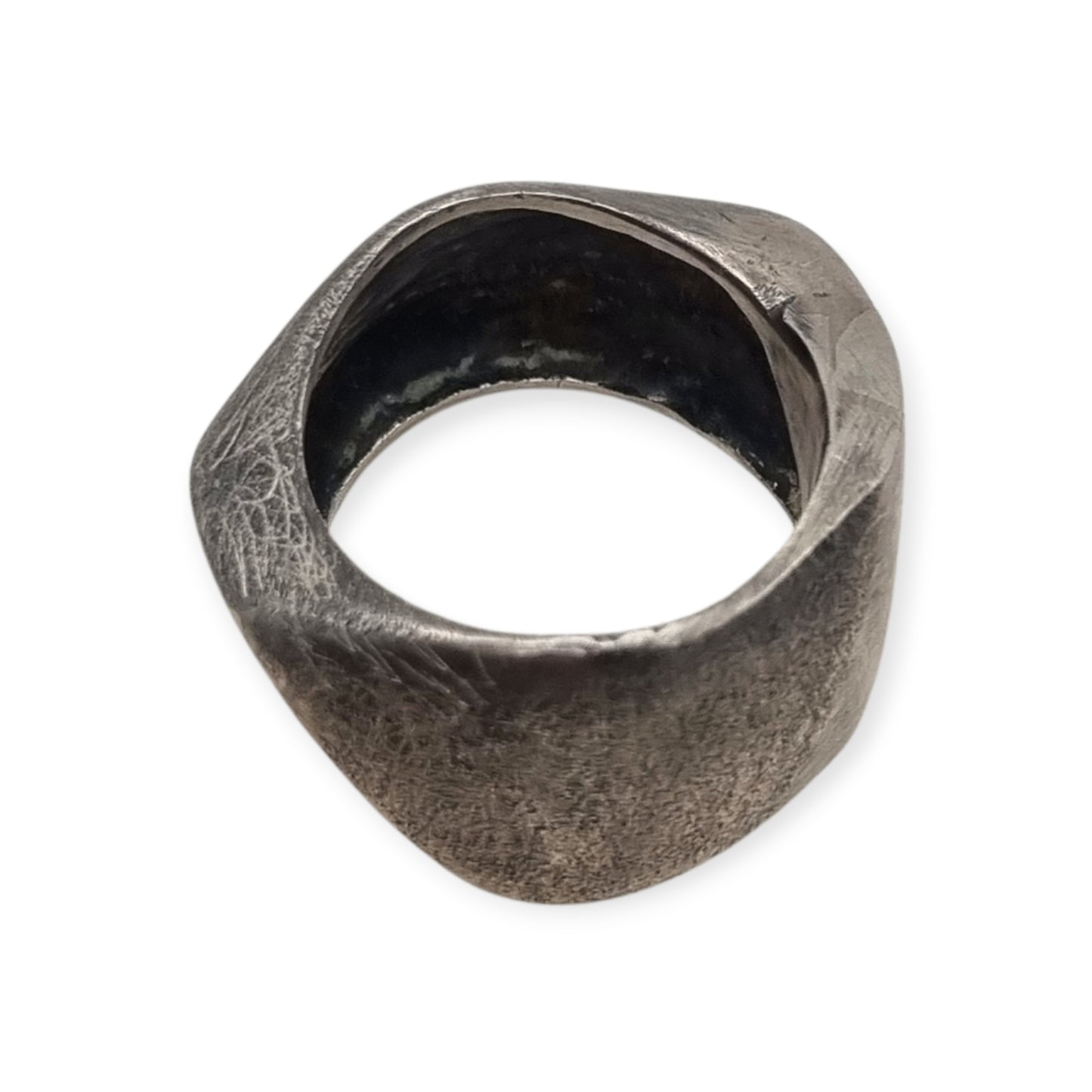 Anillo brutalista de plata maciza, acabado erosionado y satinado, circa 1980-1990