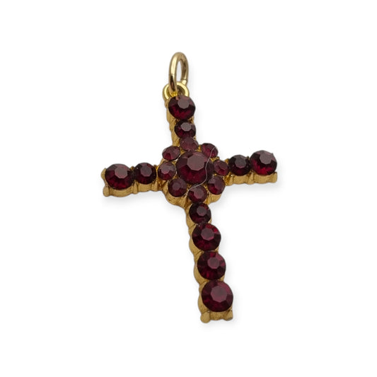 Cruz vintage con pedrería granate y metal dorado estilo religioso circa 1950