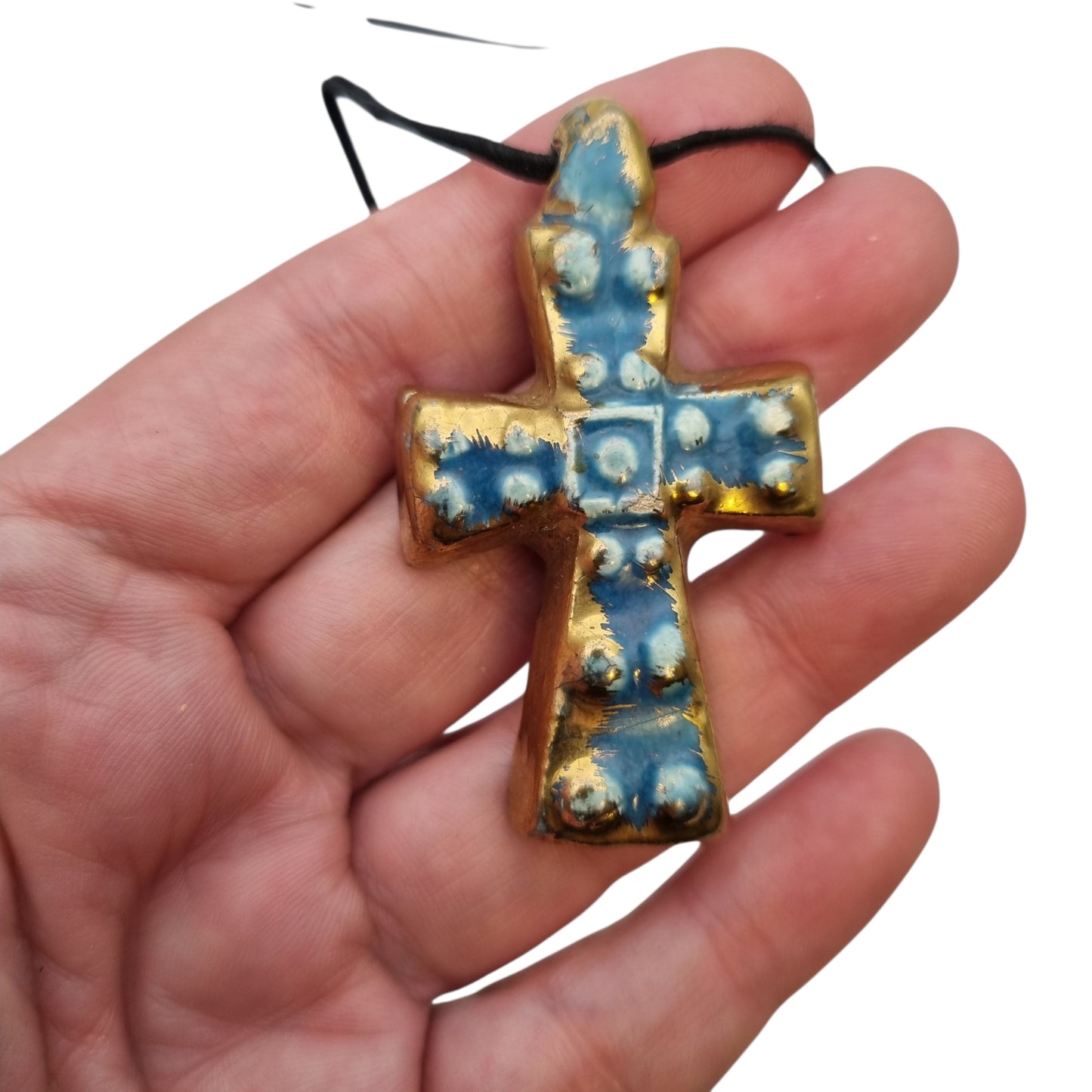 Cruz colgante cerámica esmaltada francesa azul dorado artesanal circa 1960