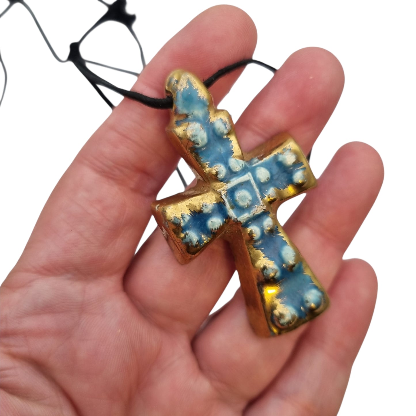 Cruz colgante cerámica esmaltada francesa azul dorado artesanal circa 1960