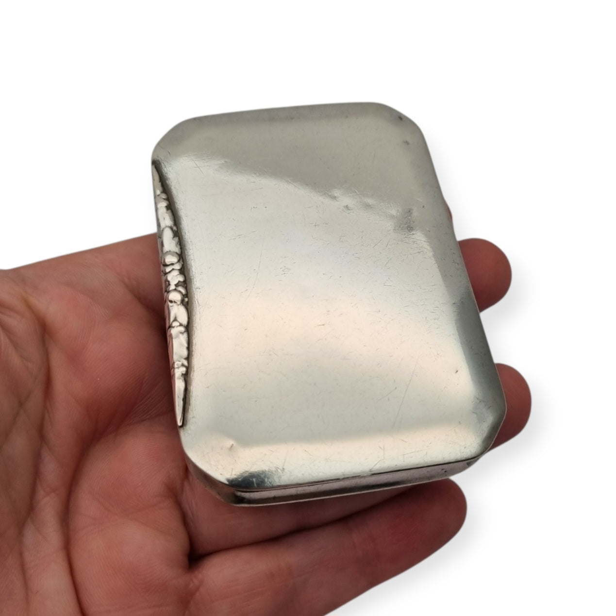 European 800 silver cigarette case with soberly decorated clasp, circa 1940-1950