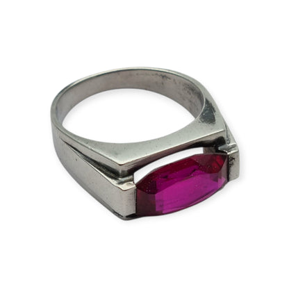 Anillo Art Déco de plata con espinela roja talla esmeralda, circa 1940