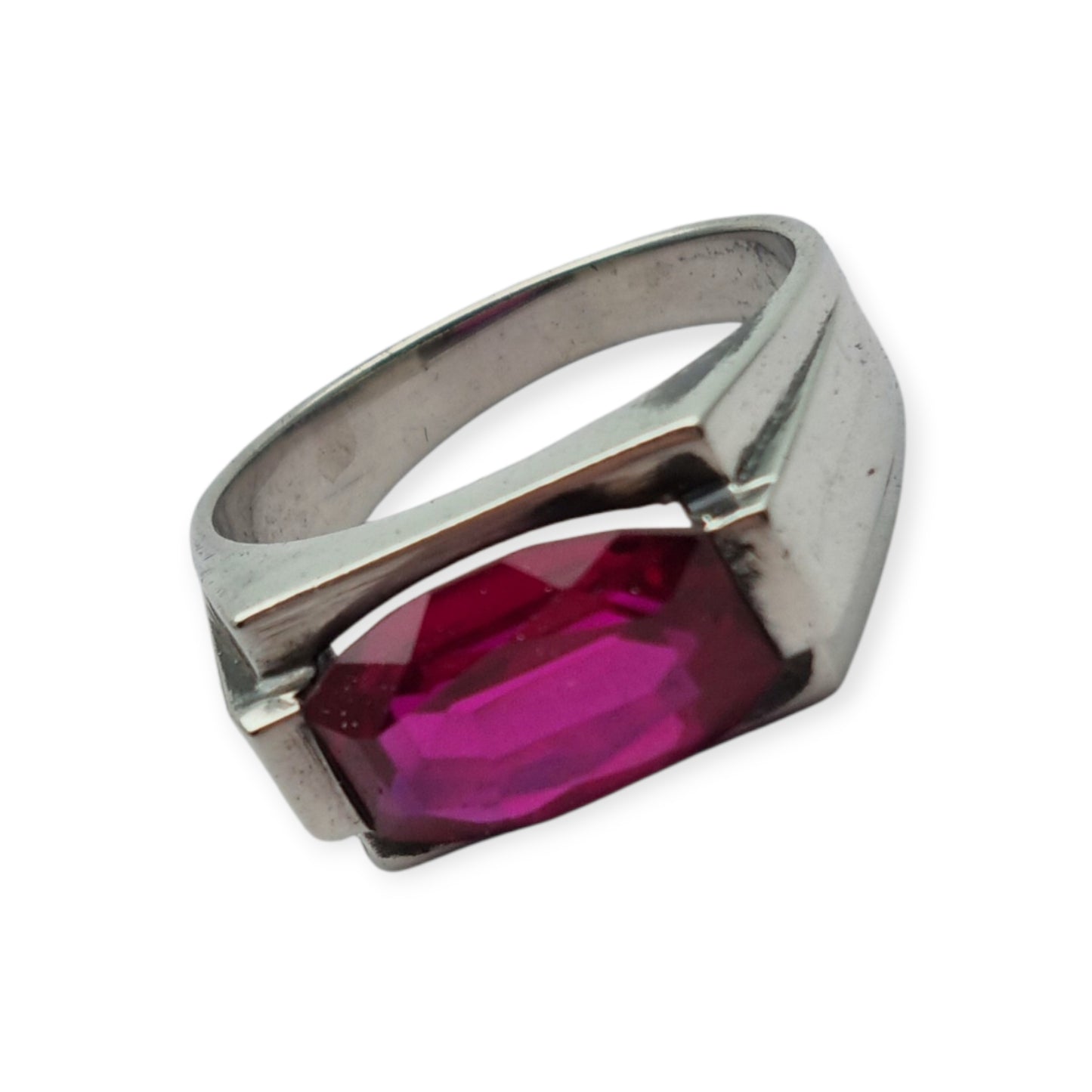 Anillo Art Déco de plata con espinela roja talla esmeralda, circa 1940