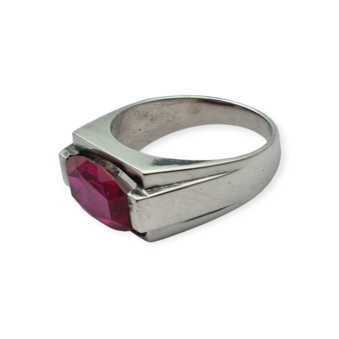 Anillo Art Déco de plata con espinela roja talla esmeralda, circa 1940