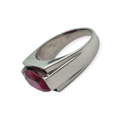 Anillo Art Déco de plata con espinela roja talla esmeralda, circa 1940