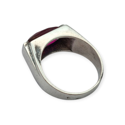 Anillo Art Déco de plata con espinela roja talla esmeralda, circa 1940