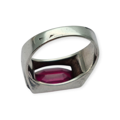 Anillo Art Déco de plata con espinela roja talla esmeralda, circa 1940