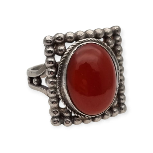 Anillo boho vintage de plata con cornalina e inspiración orgánica y estética étnica, circa 1950-1960