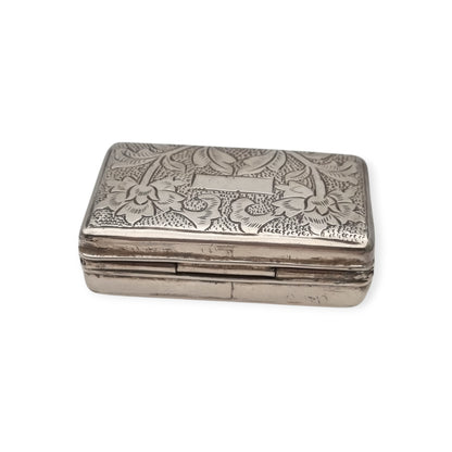 Caja rectangular antigua de plata grabada con decoración floral, Europa siglo XX