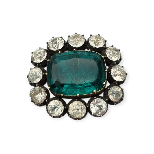 Broche antiguo victoriano de plata, oro y pasta vítrea verde y blanca, inspirado en la estética de las joyas de la reina Victoria. Europa, circa 1890