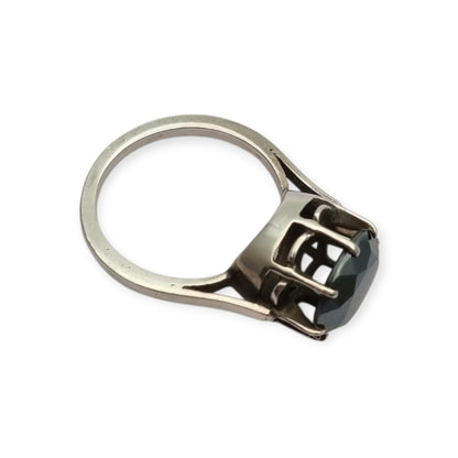 Anillo de plata con hematita facetada estilo cóctel vintage, circa 1980–2000