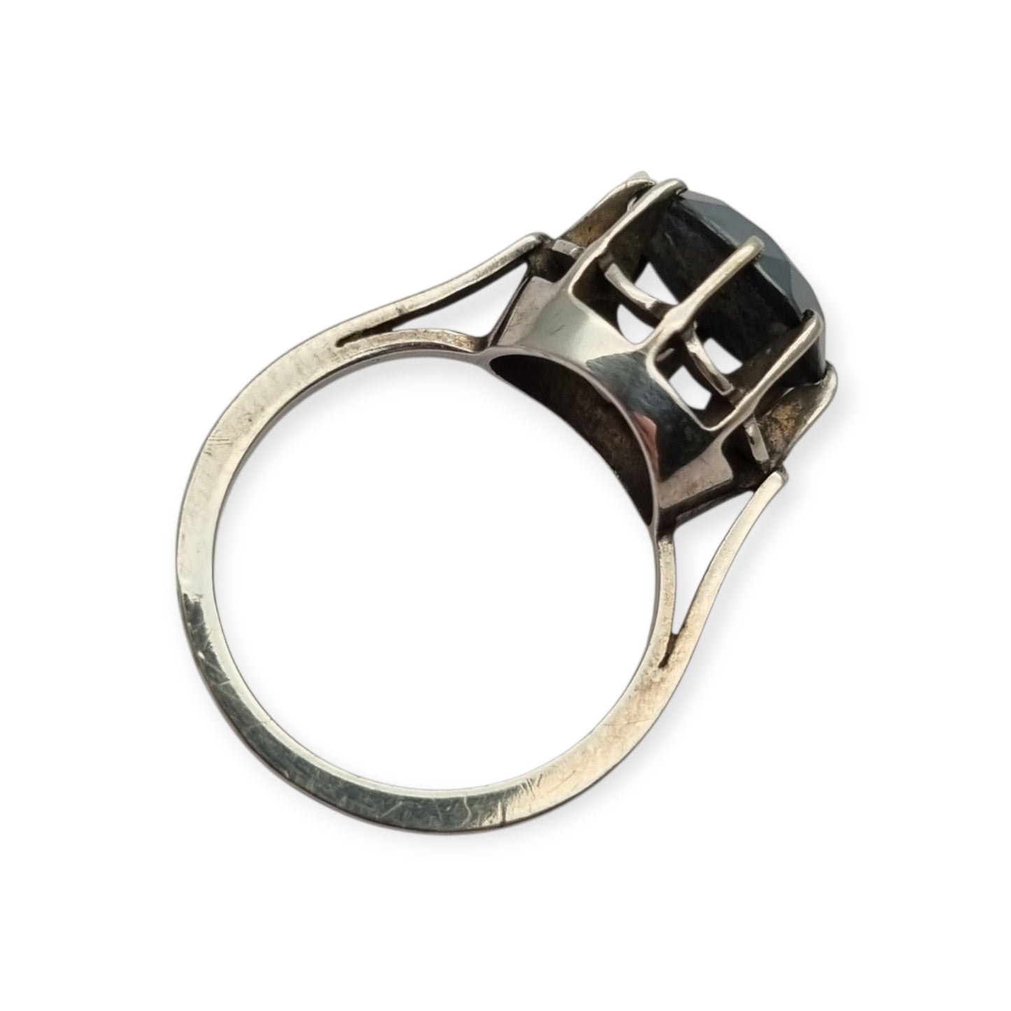 Anillo de plata con hematita facetada estilo cóctel vintage, circa 1980–2000