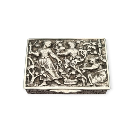 Caja colección de plata de ley española con relieve de escena de vendimia, interior vermeil, circa 1950