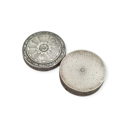 Caja antigua redonda de plata guilloché con interior sobredorado, Francia, estilo Neoclásico, circa 1880