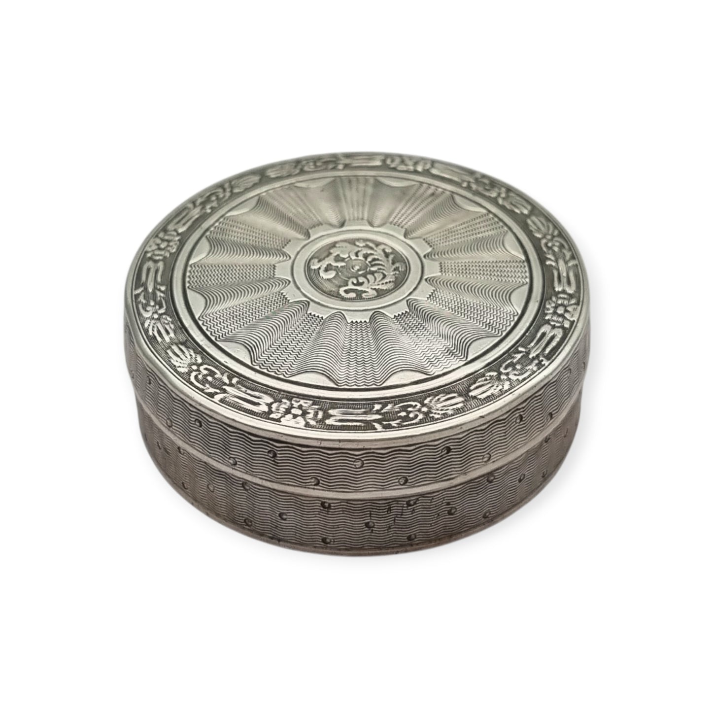 Caja antigua redonda de plata guilloché con interior sobredorado, Francia, estilo Neoclásico, circa 1880