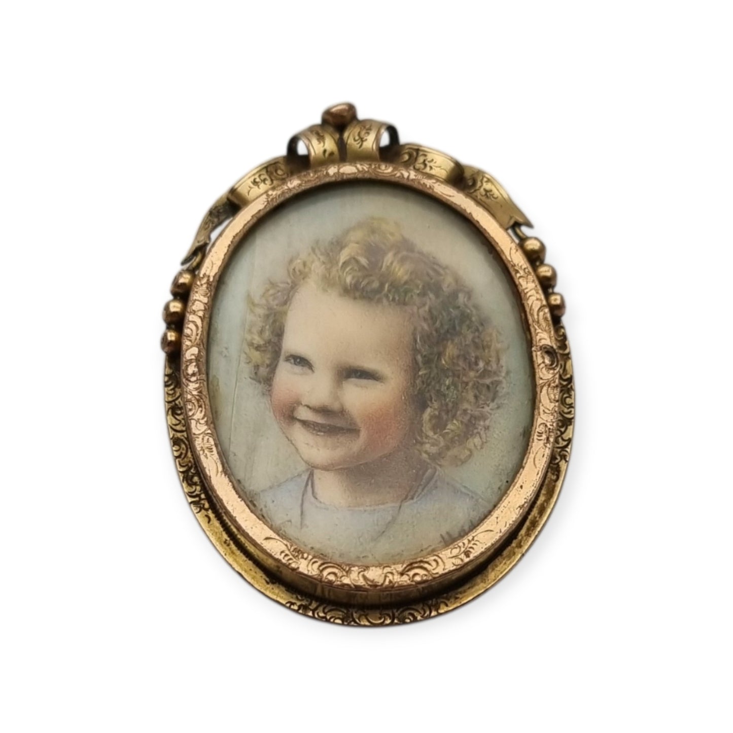 Broche portarretrato Belle Époque de metal dorado con miniatura de retrato infantil estilo Luis XV, circa 1890-1910