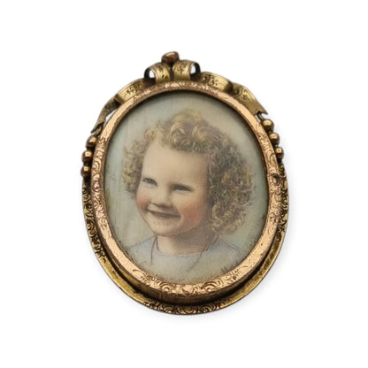 Broche portarretrato Belle Époque de metal dorado con miniatura de retrato infantil estilo Luis XV, circa 1890-1910