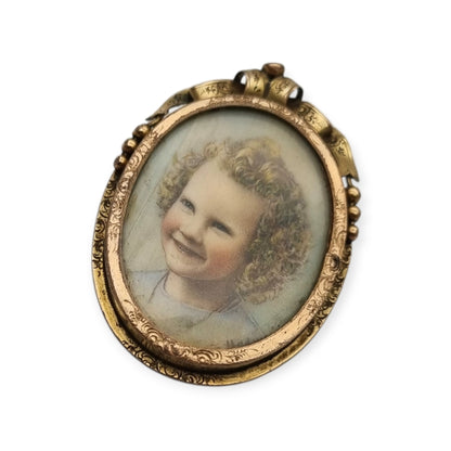 Broche portarretrato Belle Époque de metal dorado con miniatura de retrato infantil estilo Luis XV, circa 1890-1910