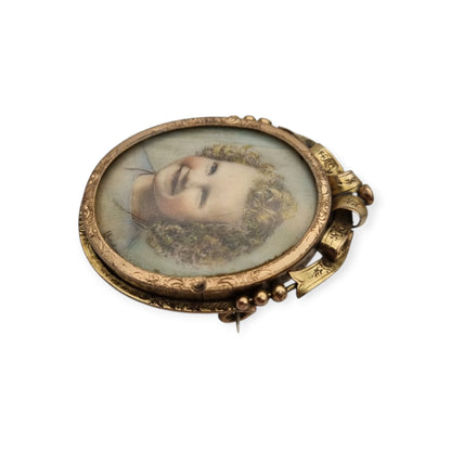 Broche portarretrato Belle Époque de metal dorado con miniatura de retrato infantil estilo Luis XV, circa 1890-1910