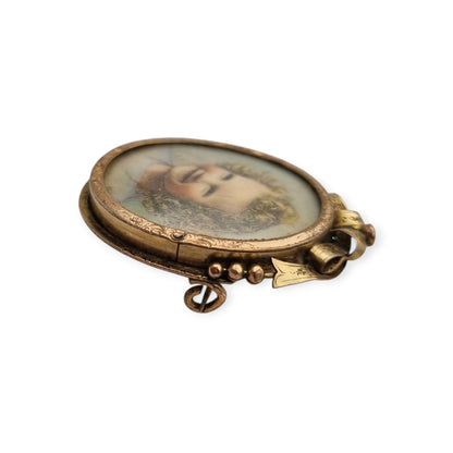 Broche portarretrato Belle Époque de metal dorado con miniatura de retrato infantil estilo Luis XV, circa 1890-1910
